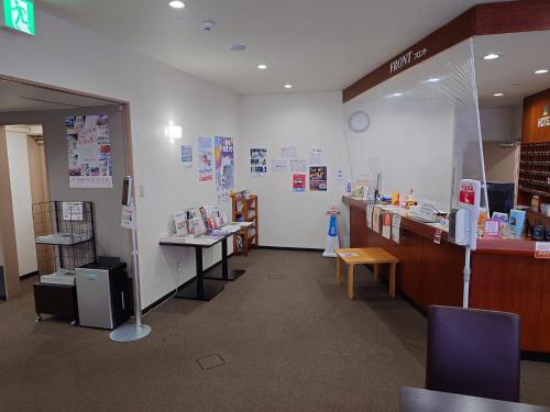 旭川HOTEL TETORA ASAHIKAWA EKIMAE - Vacation STAY 91508v的书店的等候区,带柜台