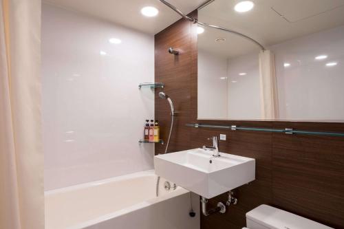 东京东京东神田舒适酒店(Comfort Hotel Tokyo Higashi Kanda)的一间带水槽、浴缸和镜子的浴室