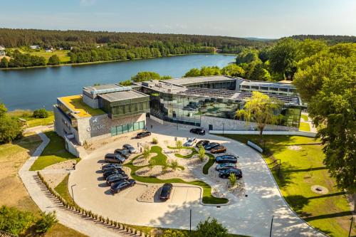 维塞乌卡Hotel GLAR Conference & SPA的享有湖景的大建筑的空中景致