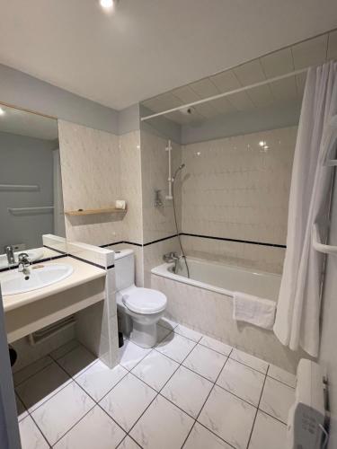 滨海苏拉克Hôtel Michelet Plage的浴室配有卫生间、浴缸和水槽。
