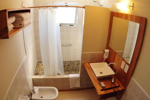 皮拉米德斯港德尔诺美德霍斯特利亚生态宾馆的带淋浴、卫生间和盥洗盆的浴室