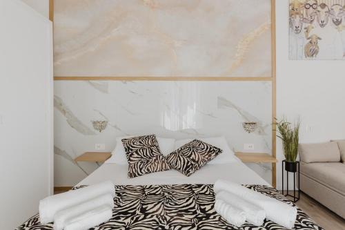 奥里斯塔诺New Elegance Suites Guesthouse的一间卧室配有带斑马枕头的床。