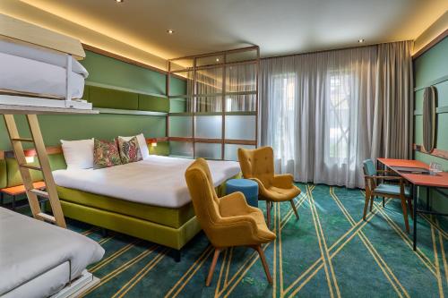 埃默洛尔德福尔胡伊斯咖啡餐厅酒店的酒店客房配有一张床、椅子和一张书桌