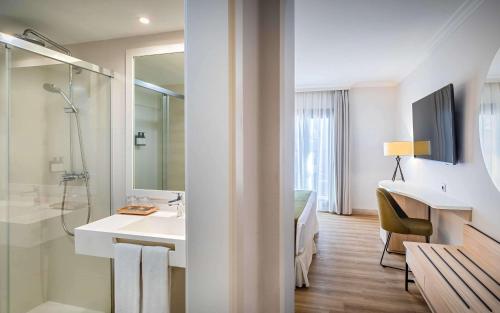 卡内拉岛巴瑟罗卡内拉岛酒店的白色的浴室设有水槽和淋浴。