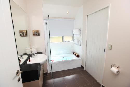箭镇艾罗菲尔德公寓酒店的浴室配有盥洗盆和浴缸。