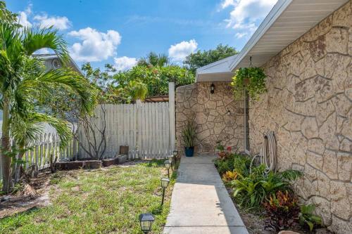 Lovely Merritt Island Home 8-10 MIN from BEACH!平面图