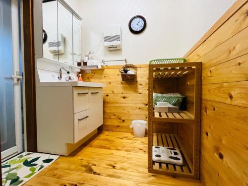 千叶Izakaya inn "Tsubaki" - Vacation STAY 14130的一间带水槽和台面的小浴室