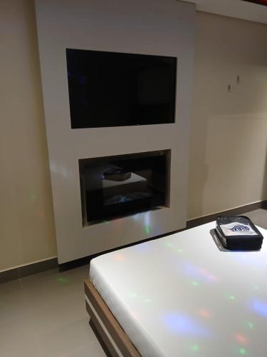 阿雷格里港Deslize Motel的客房设有壁炉和平面电视。
