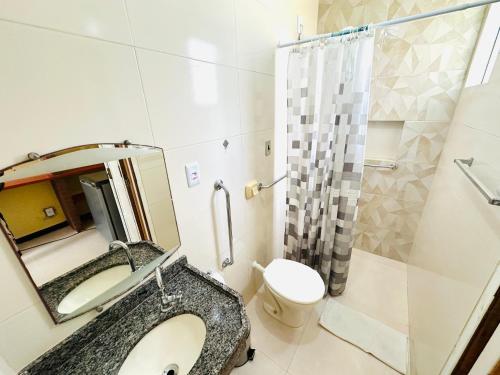 阿拉卡茹蒲莎达阿卡兰托酒店的一间带水槽、卫生间和镜子的浴室