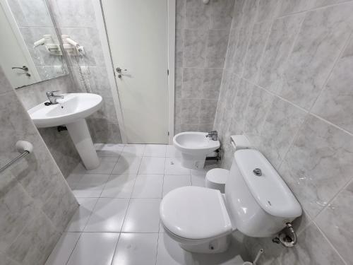 拉皮内达Punta Prima Plus Planet Costa Dorada的白色的浴室设有卫生间和水槽。