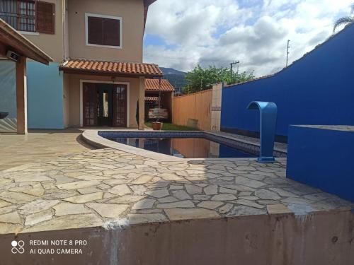 卡拉瓜塔图巴Pousada Litoral Norte Caragua的一个带游泳池和房子的后院