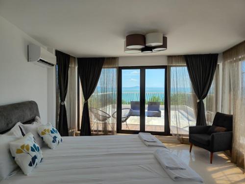 布尔加斯Marina Sarafovo的一间卧室设有一张大床,享有海景
