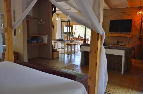 玛洛斯帕克Foxy Crocodile Bush Retreat & Kruger Safari's的一间卧室设有一张床和一间客厅。