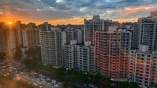 北京Chaoyang Joy City Hardcover Apartment的城市天际线,有很多高楼