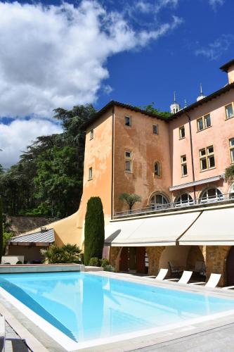 里昂佛罗伦萨别墅酒店的大楼前的大型游泳池
