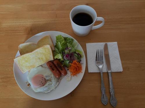 富士吉田市富士山旅舍 - 福屋的一杯咖啡,一盘早餐食品