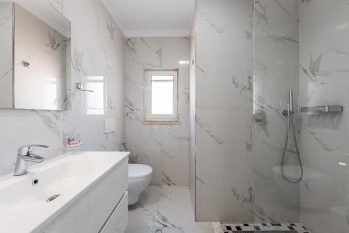都拉斯Sea View Apartments ELDO的白色的浴室设有水槽和卫生间。