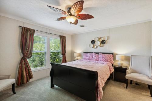 可可Pink Flamingo House的一间卧室配有一张床和吊扇