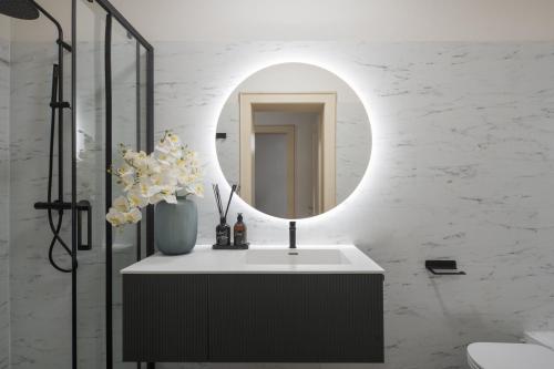 威尼斯Erbaria Boutique Apartment R&R的一间带水槽和镜子的浴室