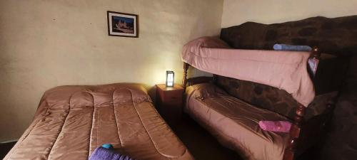 蒂尔卡拉Postales del Tiempo的一间卧室配有两张双层床。