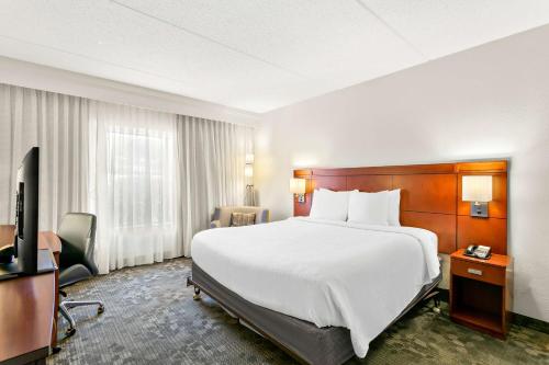 绿带城Sonesta Select Greenbelt College Park的酒店客房设有一张大床和一台电视。