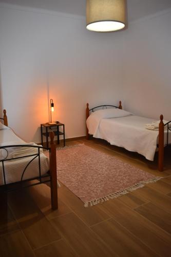 TrigachesCasa da Espiga - Alentejo的一间带两张床的卧室和地毯