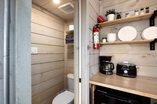 ChatsworthLittle Cabin in the Pines的一间带卫生间和微波炉的小厨房