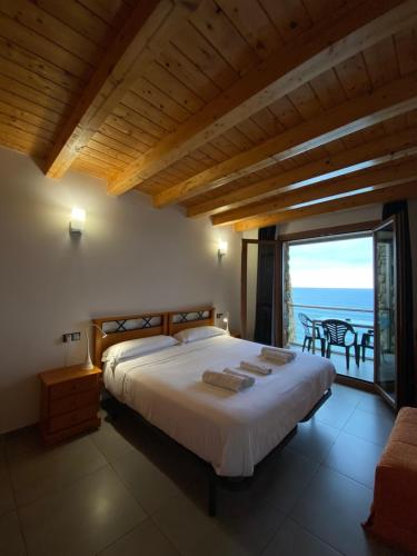 奥利奥Agroturismo Itxaspe的一间卧室设有一张床,享有海景