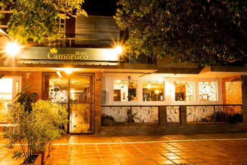 约帕尔Hotel Camoruco的夜间在建筑物前的商店