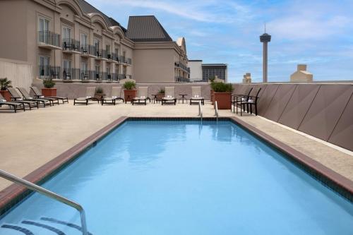 圣安东尼奥圣安东尼奥河滨/市区希尔顿惠庭套房酒店的建筑物屋顶上的游泳池