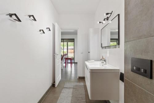 TemaeMagie de Moorea Serenite的白色的浴室设有水槽和镜子