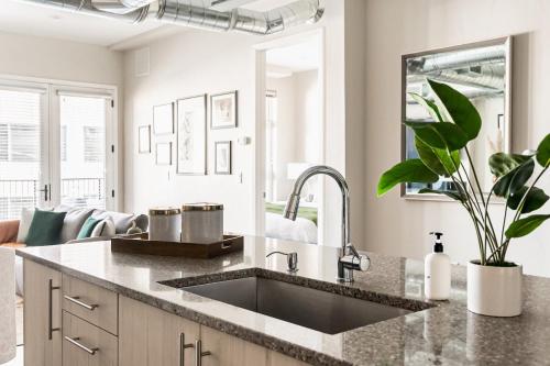丹佛Getaway rino arts loft - jz vacations rentals的一个带水槽的厨房和一间客厅