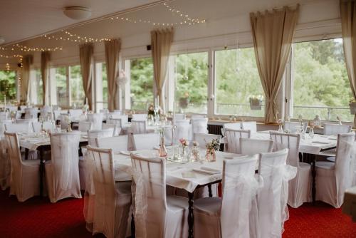 什平德莱鲁夫姆林霍尔尼普拉姆酒店的配有白色桌椅和窗户的客房