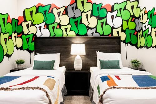 丹佛Getaway rino arts loft - jz vacations rentals的一张大床,位于一个拥有大型壁画的房间