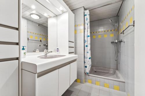 贝阿滕贝格App. Seeblick Top of Interlaken的白色的浴室设有水槽和淋浴。