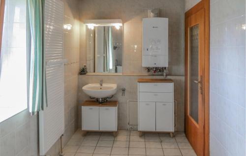 Regenhütte班豪斯K度假屋的一间带水槽和镜子的浴室