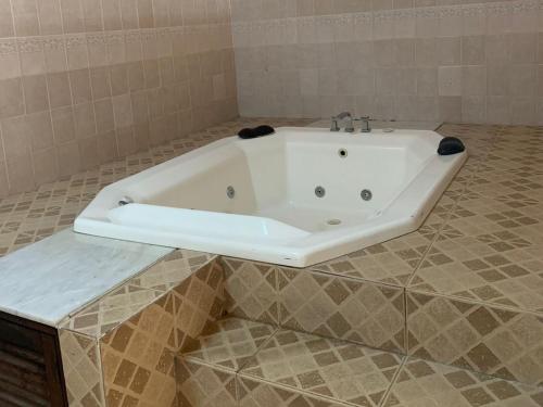 特尔马斯德里奥翁多Hotel Sol的瓷砖浴室设有白色浴缸。