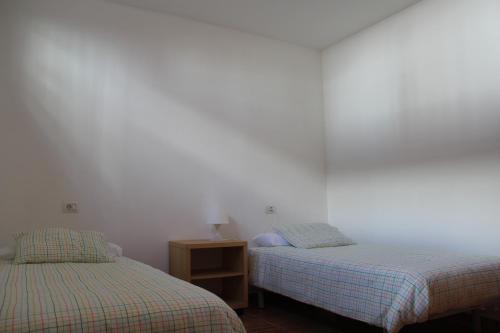 拉雷斯廷加南部万岁公寓的两张睡床彼此相邻,位于一个房间里
