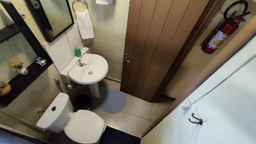 皮卡达卡费Cabana Casa Enxaimel的一间带卫生间和水槽的小浴室