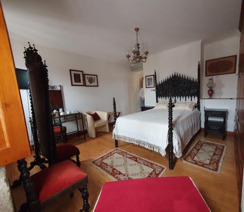 维塞乌太阳金塔德圣卡洛斯旅馆的卧室配有白色的床和椅子