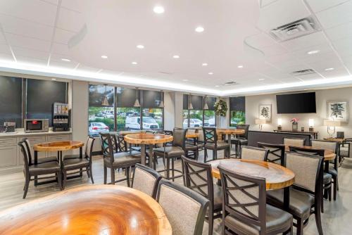 格林维尔Best Western Plus Greenville I-385 Inn & Suites的餐厅设有桌椅和窗户。