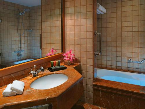 吉达吉达瑞享酒店&度假村的浴室配有盥洗盆和浴缸。