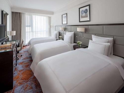 麦加麦加瑞士酒店的酒店客房设有三张床和电视。