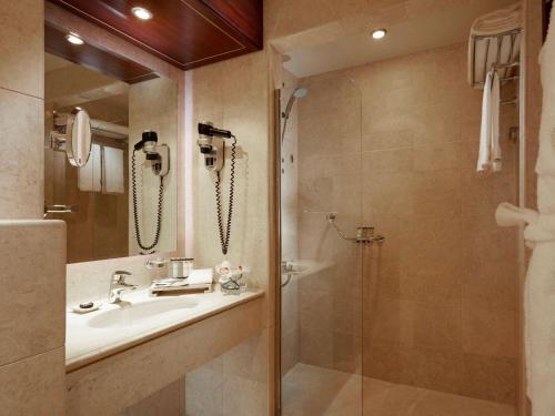 麦地那麦地那普尔曼扎姆扎姆酒店的一间带水槽和淋浴的浴室