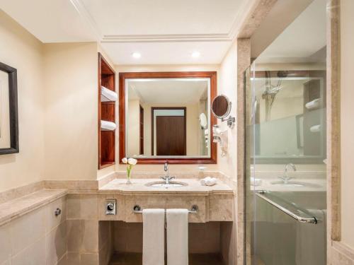 麦加麦加哈加塔瑞享酒店的浴室配有盥洗盆、镜子和浴缸