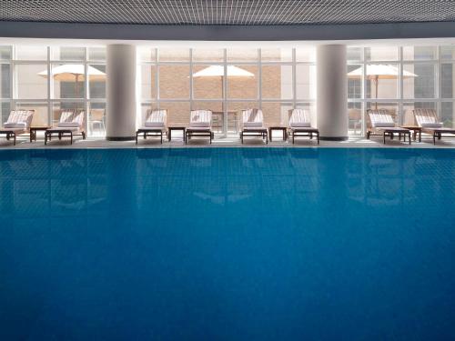 布赖代卡西姆瑞享酒店的一座带椅子的大型游泳池