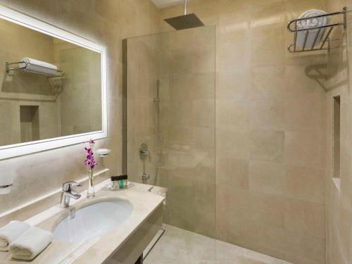 布赖代卡西姆瑞享酒店的一间带水槽和淋浴的浴室
