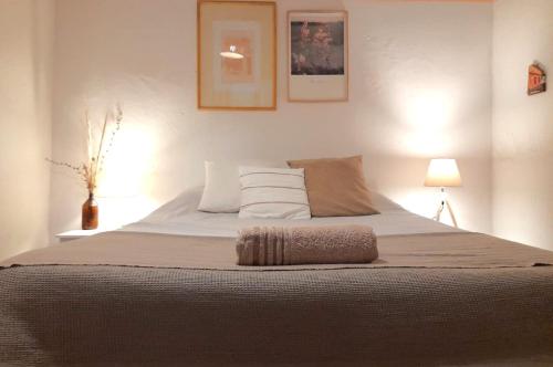 科洛尼亚-德尔萨克拉门托Casa Calma的一间卧室配有一张大床和两个枕头