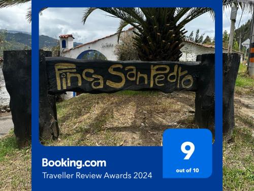 索加莫索芬卡圣佩德罗旅馆的一种在背景中用棕榈树读印加字幕的标志