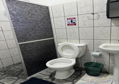 菲格雷多总统镇Residencial Margarida APART 5的浴室配有卫生间、淋浴和盥洗盆。